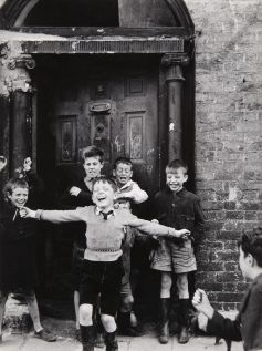 Roger Mayne, Dublin, 1957, vintage gelatin silver print, 24 x 17.7 cm, © Roger Mayne, courtesy Getterman Gallery, New York Roger Mayne, Dublin, 1957, vintage gelatin silver print, 24 x 17.7 cm, © Roger Mayne, courtesy Getterman Gallery, New York