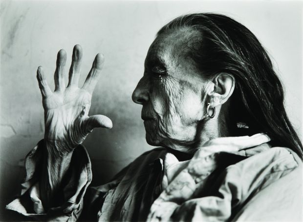 Annie Leibovitz, Louise Borugeois, New York City, 1997, gelatin silver print, 29.2 x 40 cm, © 2011 Annie Leibovitz Annie Leibovitz, Louise Borugeois, New York City, 1997, gelatin silver print, 29.2 x 40 cm, © 2011 Annie Leibovitz