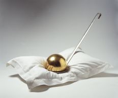 Richard Wentworth, Heist, 1983, Linen, duckdown, gilded lead, tined steel, 60 x 90 x 65 cm, Collection Irish Museum of Modern Art, Loan, Weltkunst Foundation, 1994 Richard Wentworth, Heist, 1983, Linen, duckdown, gilded lead, tined steel, 60 x 90 x 65 cm, Collection Irish Museum of Modern Art, Loan, Weltkunst Foundation, 1994