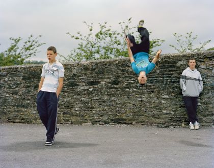 Doug Dubois, My last day at seventeen, Kieran, Dylan and Cian at Cuskinny Bay, Cobh, 2011, 61 x 76 cm, Gazebo, The David Kronn Collection, © Estate Evelyn Hofer, courtesy Galerie m Bochum, Germany Doug Dubois, My last day at seventeen, Kieran, Dylan and Cian at Cuskinny Bay, Cobh, 2011, 61 x 76 cm, Gazebo, The David Kronn Collection, © Estate Evelyn Hofer, courtesy Galerie m Bochum, Germany